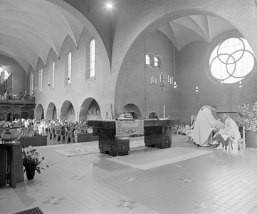 884860 Afbeelding van een kinderdienst in de St.-Barbarakerk (Stationsweg 36) te Bunnik.